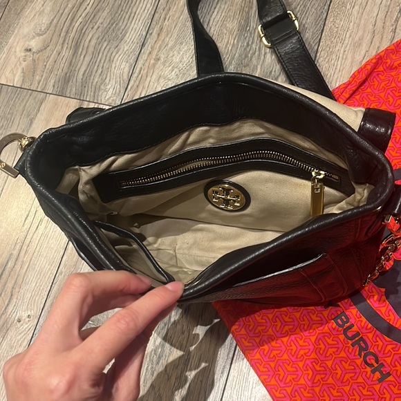 Great condition Tory Burch purse in black and gold detail/trim - Picture 5 of 16